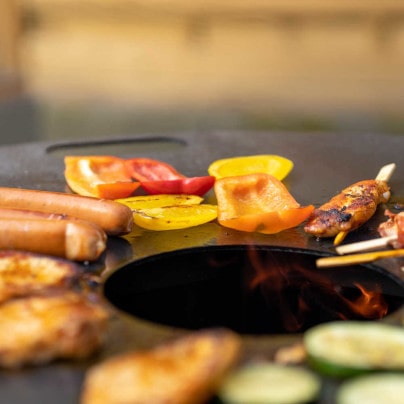 Grillen auf der Feuerplatte