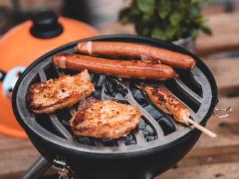 Grillen auf der Feuerplatte