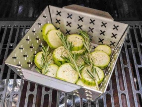 Grillzubehör - Hähnchenschenkelhalter, Räucherbox und mehr