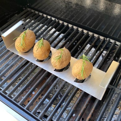 Kartoffeln im Kartoffelhalter grillen