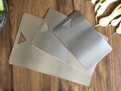 Mehrere Schneidebretter aus Edelstahl auf einem Esstisch