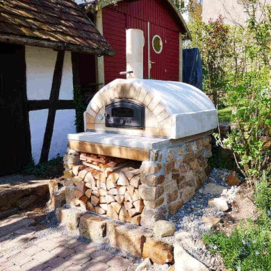 Fertig gebauter Pizzaofen Merano im Garten