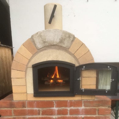 Fertig gebauter Pizzaofen Toskana im Garten