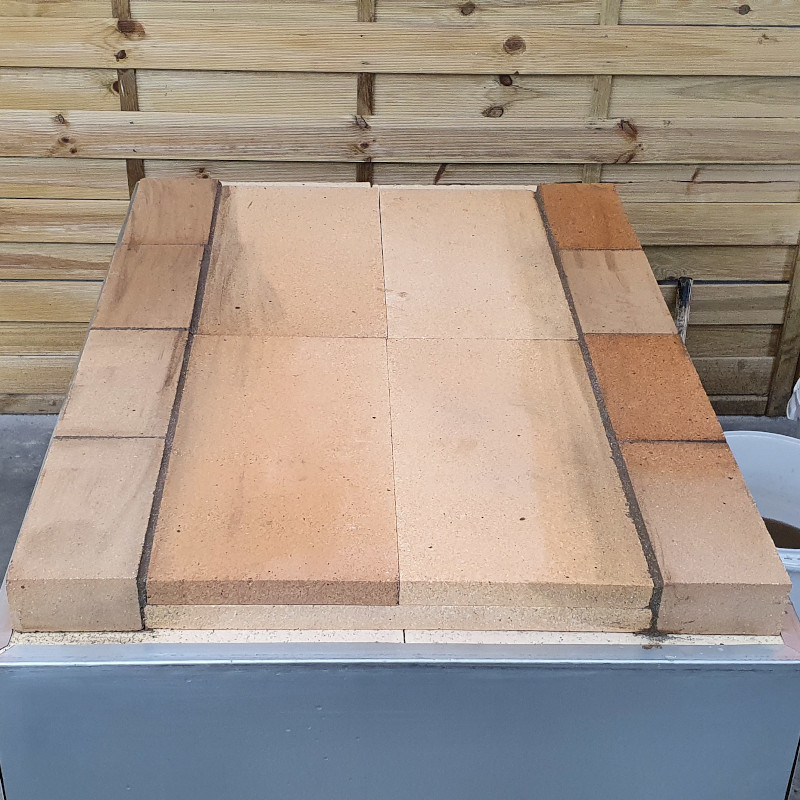 Den Rand des Pizzaofens bauen