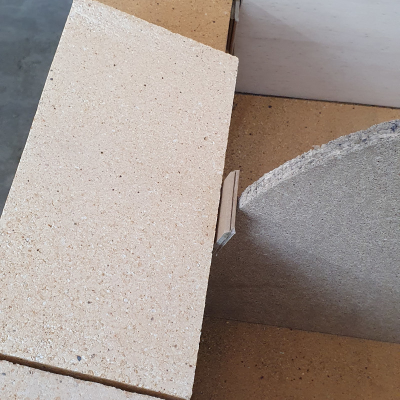 Abstandshalter zwischen Rundbogen und Steine platzieren