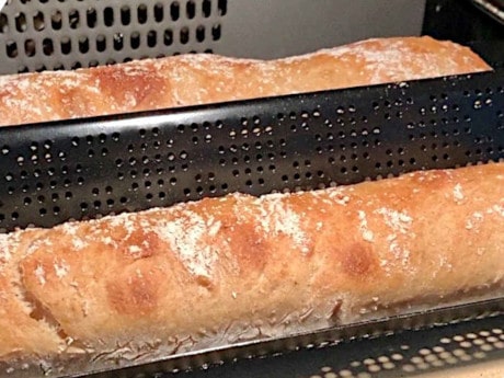 Vollkorn-Baguettes auf dem Brotbackstein