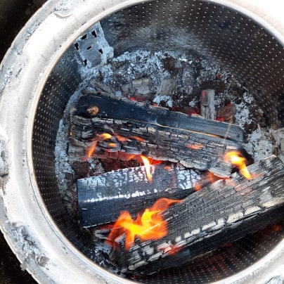 Produkttest: Aufbau der Feuerplatte mit Halterung auf die Feuertonne