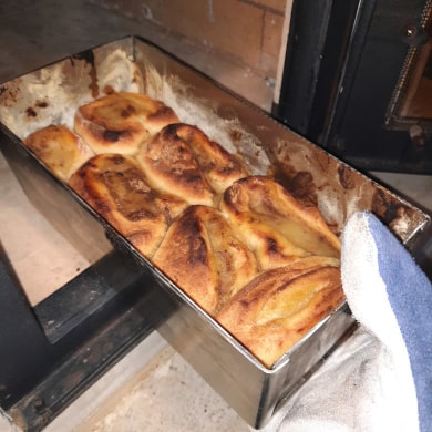 Apfel-Zimt-Brot in der Kastenform im Pizzaofen