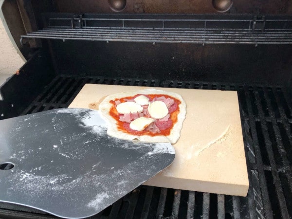 Testbericht: Eckiger Pizzastein für den Grill