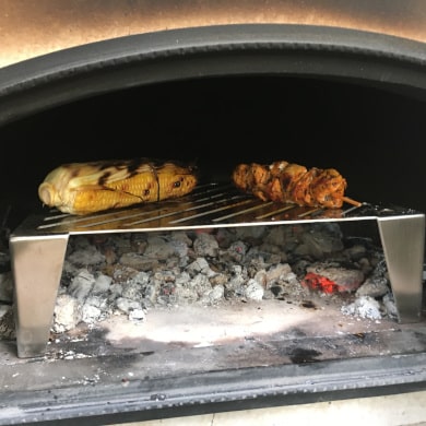 Pizzaofen-Zubehör: Grillen auf dem Grillrost für den Pizzaofen