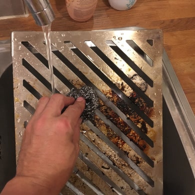 Pizzaofen-Zubehör: Grillrost reinigen