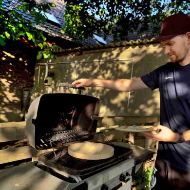 Pizzastein auf dem Grill vorheizen