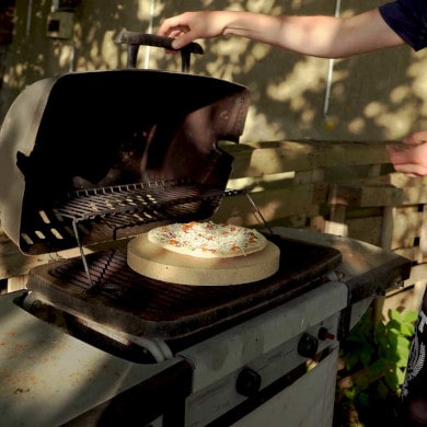 Pizza auf den Pizzastein legen