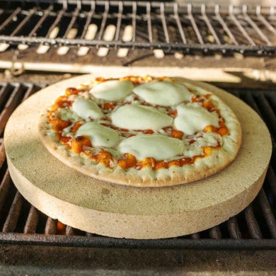 Pizza backen auf dem Pizzastein für den Grill