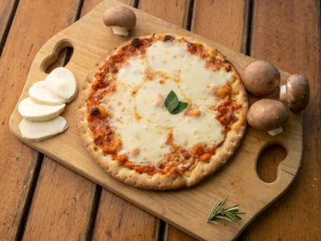 Testbericht: Pizzastein für den Grill - fertig gebackene Pizza