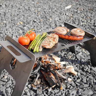 Feuerplatte to go mit Grillrost testen