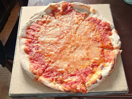Testbericht: Pizzastein mit Edelstahlrahmen für den Grill