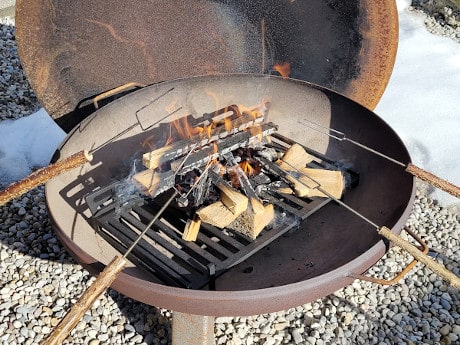 Testbericht: Holz auf dem Feuerbock anfeuern und grillen