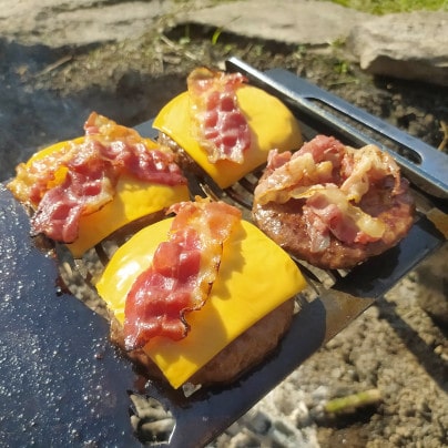Testbericht der Feuerplatte to go: Burger mit Käse und Bacon grillen