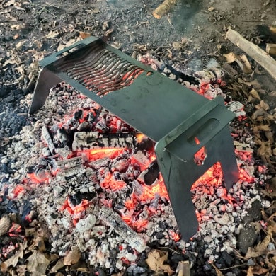 Testbericht: Feuerplatte to go mit Grillrost im Zeltlager