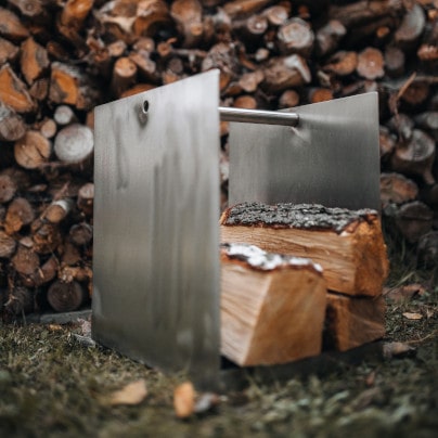 Testbericht: Holzträger aus Edelstahl mit Brennholz