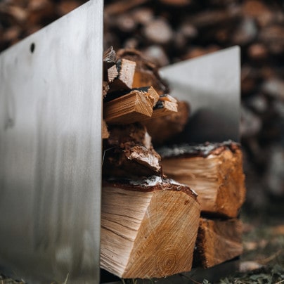 Testbericht: Holzträger aus Edelstahl mit Brennholz - Detail
