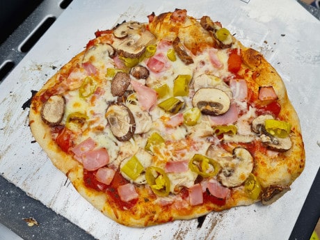 Testbericht: Pizza im Pizzaaufsatz auf dem Grill backen