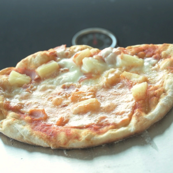 Gebackene Pizza Hawaii