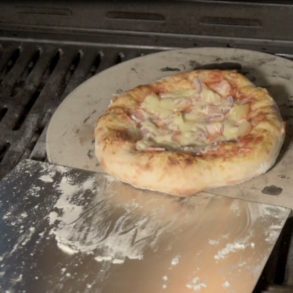 Pizzaschieber mit gebackener Pizza Hawaii