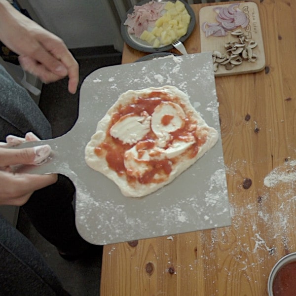 Pizza Margherita auf dem Pizzaschieber