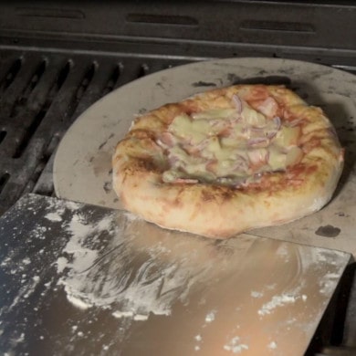 Pizza Hawai auf dem Pizzaschieber