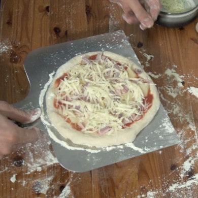 Pizza Hawai auf dem Pizzaschieber