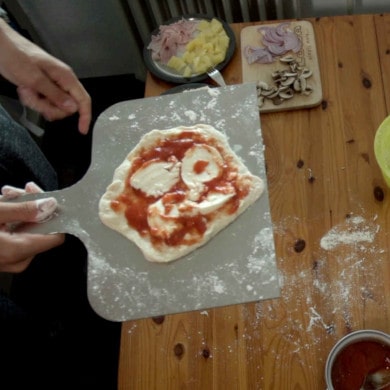 Pizza Marherita auf dem Pizzaschieber