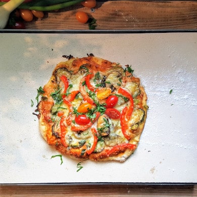 Vegetarische Pizza auf Pizzastein backen