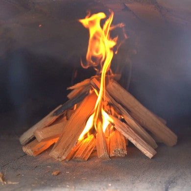 Pizzaofen anfeuern - Kleinholz aufstellen