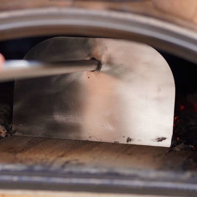 Pizzaofen anfeuern - Glut nach hinten schieben