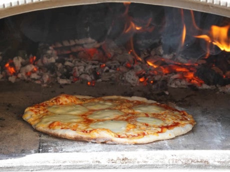 Pizza backen im Pizzaofen