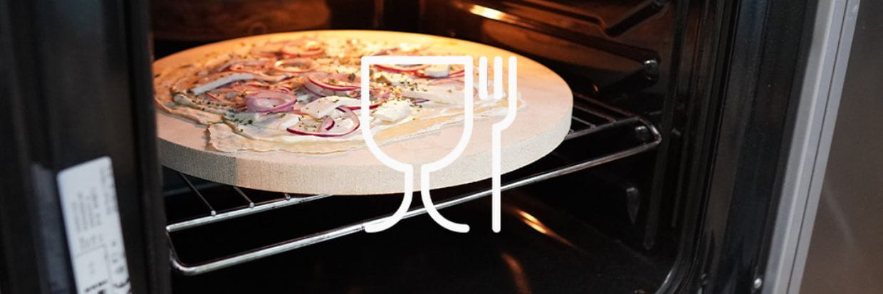 Lebensmittelecht-Symbol auf Bild mit Pizzastein im Backofen