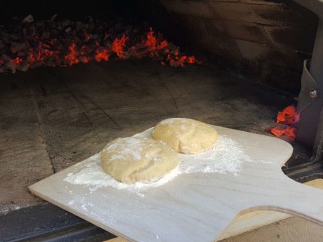 Knusprige Brötchen aus dem Pizzaofen