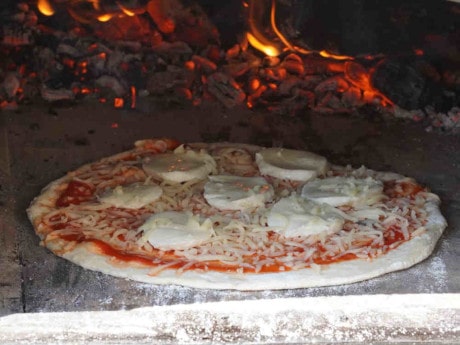 Durch die große Hitze backt die Pizza schnell und gleichmäßig