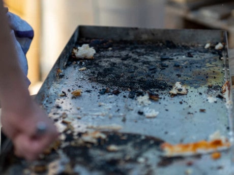 Edelstahl-Zubehör für den Pizzaofen reinigen