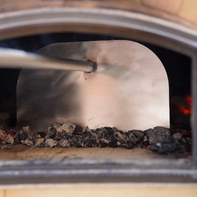 Ein Schürhaken aus Edelstahl zur Reinigung ihres Pizzaofens