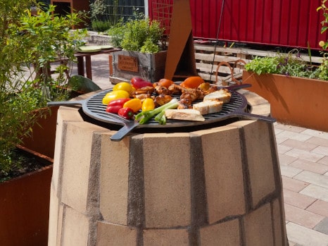 Tandoor Ofen mit Grillrost und Grillgut