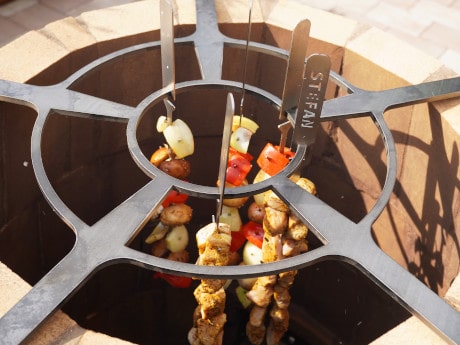 Tandoor Ofen: Grillspieße grillen