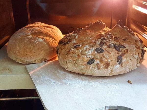 Brot backen auf Pizzastein