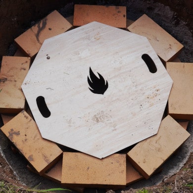 Bauanleitung Feuerstelle bauen: 1. Reihe Schamottsteine mauern