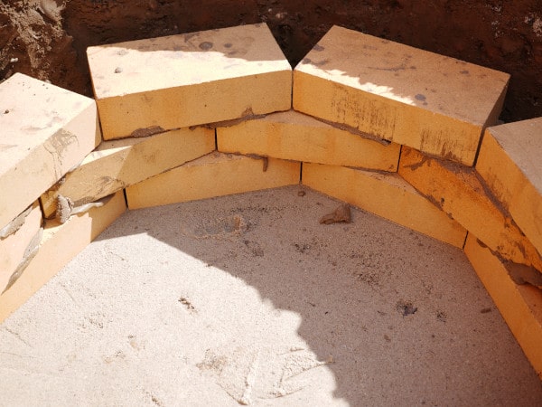 Bauanleitung Feuerstelle bauen: Schamottsteine mauern