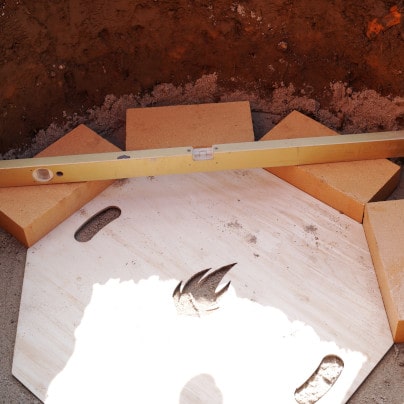Bauanleitung Feuerstelle bauen: 1. Reihe Schamottsteine mauern