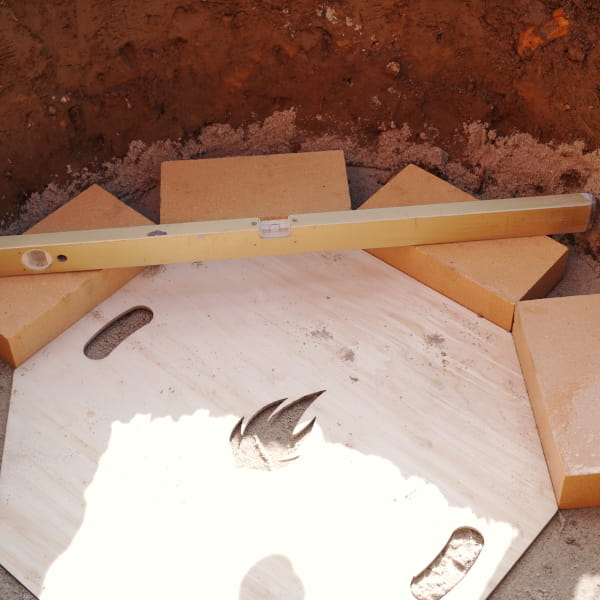 Mit Wasserwaage die Steine kontrollieren