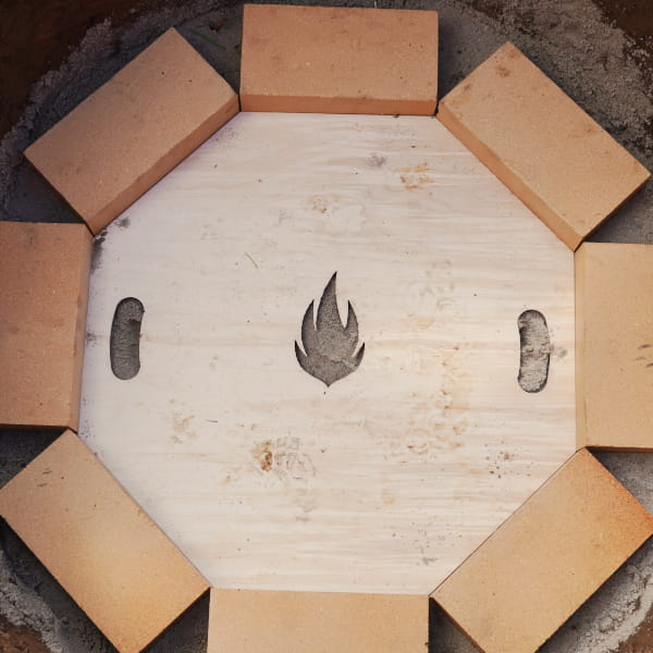 1. Reihe der gemauerten Feuerstelle aus Stein